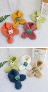 Dettaglio di morbide sciarpe in lana di agnello per bambini con decori a dinosauro