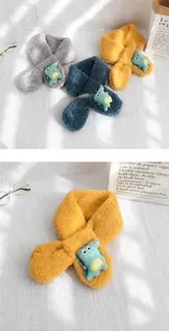 Detalle de bufandas de felpa para niños con dinosaurios en gris, amarillo y azul cruzado