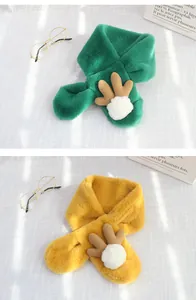 Detail van pluche kindersjaals met rendiergewei en zachte witte pompon-accenten