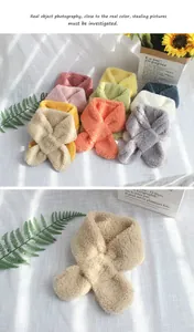 Detailansicht der weichen Fleece-Kinderstulpe mit verschiedenen Farben für den Winter
