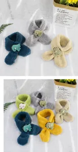 Dettaglio di sciarpe invernali in peluche per bambini con toppe dinosauro 3D in vari colori