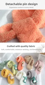 Detalle de bufanda de forro polar para niños con broches de animales desmontables en colores