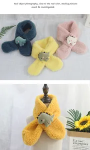Détail d'écharpes en laine d'agneau pour bébé avec de mignons dinosaures 3D en couleurs