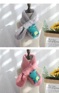 Detail von Plüsch-Dinosaurier-Schals für Kinder in Grau und Rosa mit weicher Vliesstruktur