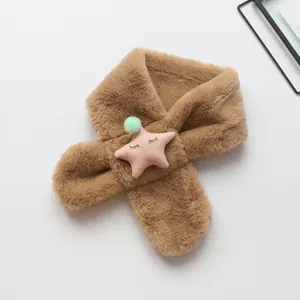 Detail eines warmen braunen Kinder-Plüschschals mit rosa Stern und Bommel-Akzent