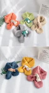 Detailansicht der Kinder-Plüschschals mit niedlichen Tier-Patches und Kreuzschlitz-Design