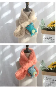 Detail von flauschigen Kinder-Plüschschals mit niedlichem 3D-Dinosaurier-Design