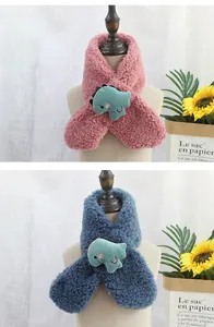 Détail d'une écharpe en peluche pour enfants avec un patch dinosaure en rose et bleu