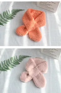 Detail von warmen Lammwollschals für Kinder mit praktischem Kreuzloch-Design in Rosa