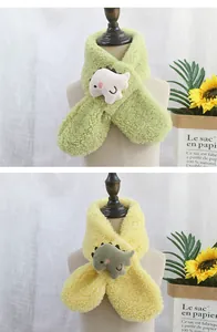 Détail d'écharpe en laine d'agneau pour bébé avec dinosaure 3D et attache croisée douce