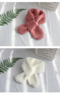 Detail von Plüsch-Lammwolleschals in Rosa und Beige mit weichem Überkreuz-Design