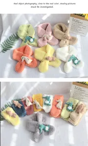 Détail d'écharpe en laine d'agneau pour enfants avec doudous dinosaure et ours en peluche