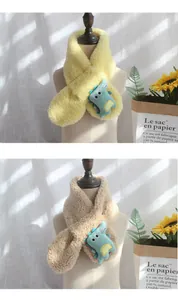 Detailansicht von Plüsch-Dinosaurier-Kinderschal in Gelb und Beige aus Fleece