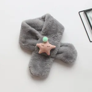 Detail eines grauen Kinderplüschschals mit einem rosa Stern und Stickerei-Augen