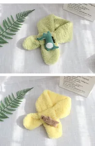 Détail d'écharpes en polaire pour enfants avec écussons crocodile et ours