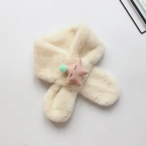 Detailansicht eines Kinder-Plüschschals mit rosa Sternstickerei und weichem Kunstpelz-Stoff