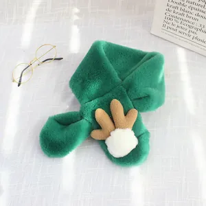 Groene pluche wintersjaal voor kinderen met bruine geweien en witte pompons op ruitjespatroon