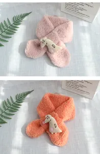 Détail d'écharpes d'animaux en peluche rose et orange avec une texture en laine d'agneau