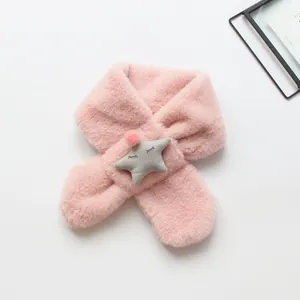 Rosa Plüschschal für Kinder mit grauem Stern-Stofftier und Cross-Over-Design