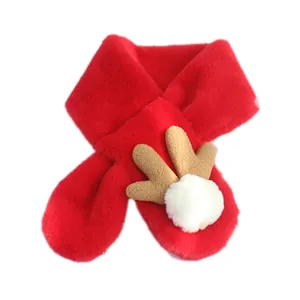 Rode pluche sjaal voor kinderen met rendiergewei en pompons voor de winter