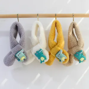 Nahaufnahme weicher Plüsch-Kinderschals in vier Farben mit süßen Dinosaurier-Patches