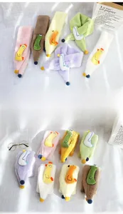 Détail d'écharpes en peluche pour enfants avec poussins et texture douce en fausse fourrure