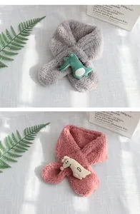 Gros plan d'écharpes en peluche pour enfants en gris et rose avec motifs animaux
