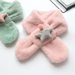 Plüsch-Kinderschal mit Sternen-Patches und Kreuzverschluss in Rosa und Grün