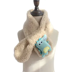 Detail eines Plüsch-Babyschals mit süßem 3D-Dinosaurier-Patch und Kreuzverschluss