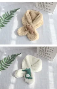 Détail d'écharpes en laine d'agneau pelucheuse avec accessoires ours et crocodile