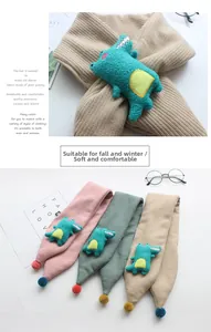 Détail d'écharpes en tricot pour enfants avec crocodile 3D et pompons en peluche