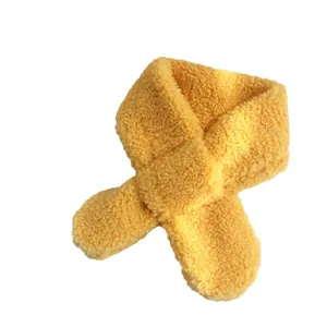 Gelber Kinder-Lammwollschal für den Winter mit warmem Fleece und Kreuzverschluss-Design