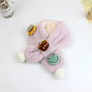 Detail eines hellvioletten Plüschschals für Kinder mit Bären- und Frosch-Aufnähern