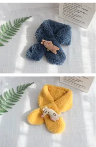 Détail de l'écharpe pour enfants en laine d'agneau bleu marine et jaune avec peluche