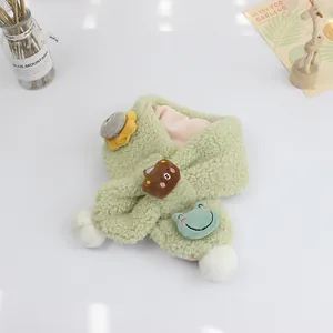 Detail eines Plüsch-Kinder-Schals mit Tiermotiven, weißen Pompons und Stickereien