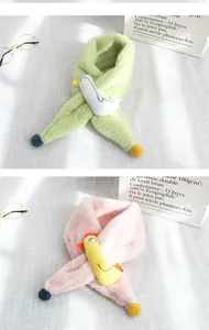 Vue détaillée des écharpes en peluche pour enfants en rose et vert avec animaux