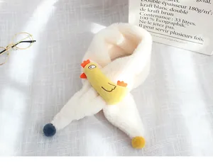 Détail de l'écharpe en peluche blanche avec poussin de dessin animé et pompons