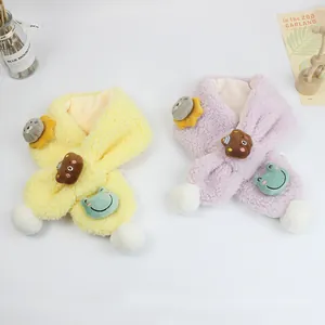 Plüsch-Kinderschals mit Tiermotiven in Gelb und Lila mit weichen weißen Bommeln