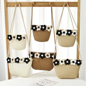 Détail macro de sacs en paille tissés main avec fleurs au crochet en tons de terre variés