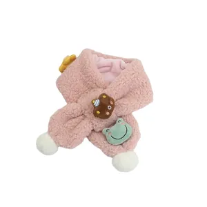 Rosa Plüsch-Kinderschal mit Cartoon-Bär, Frosch-Patches und weißen Bommeln