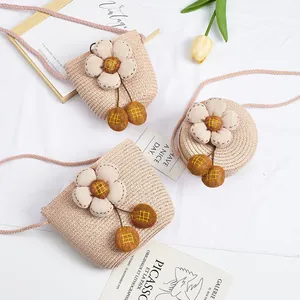 Drie schattige geweven stro schoudertassen voor meisjes met bloemen en lange schouderbanden