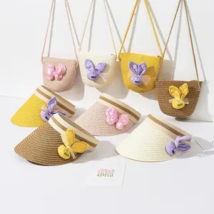 Détail de chapeaux de paille à paillettes pour enfants et mini-sacs assortis en quatre couleurs