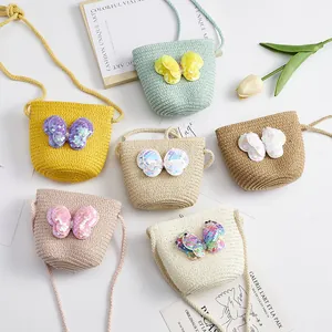 Détails de sacs en paille pour enfants avec nœuds en paillettes et bandoulières