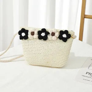 Détail du sac en paille tissé à la main avec fleurs au crochet et bandoulière