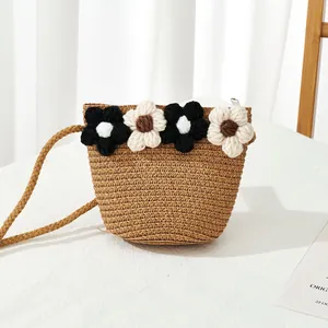 Détail du sac en paille tissé à la main avec décorations florales au crochet