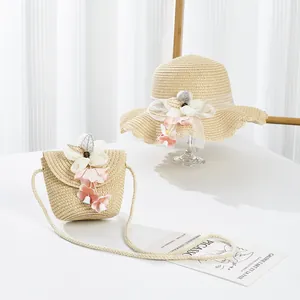 Detail eines handgewebten Strohhuts und einer passenden Tasche mit zarten Chiffonblumen