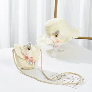 Detail von Strohhut und passender Umhängetasche mit exquisiten Stoffblumen