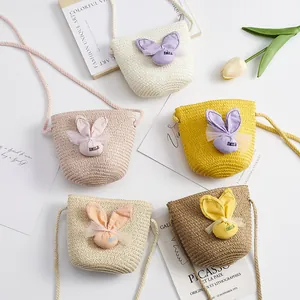 Détail de sacs à bandoulière tressés colorés avec oreilles de lapin en tulle et motif SMILE
