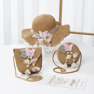 Detailansicht von Strohhut und passenden Taschen mit Pailletten-Schmetterling und Blumen