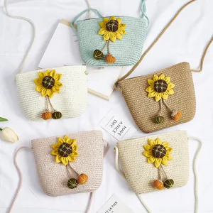 Detailoverzicht van vier kleurrijke rieten kindertassen met zonnebloemen en kwastjes